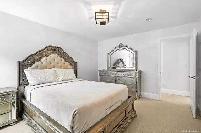 $2,390,000 | 6 Eaton Lane, Scarsdale, NY 10583