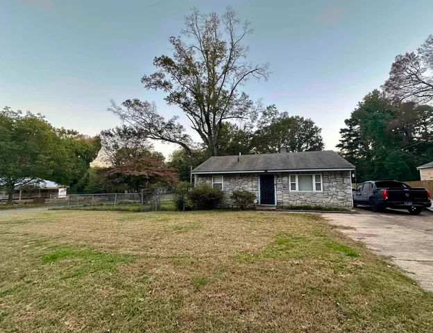 a view of a house with a yard