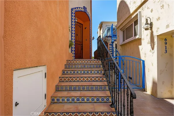 a view of a livingroom with furniture and windows