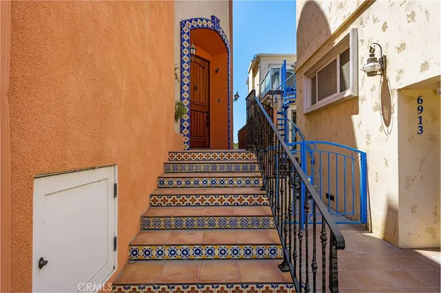 a view of a livingroom with furniture and windows