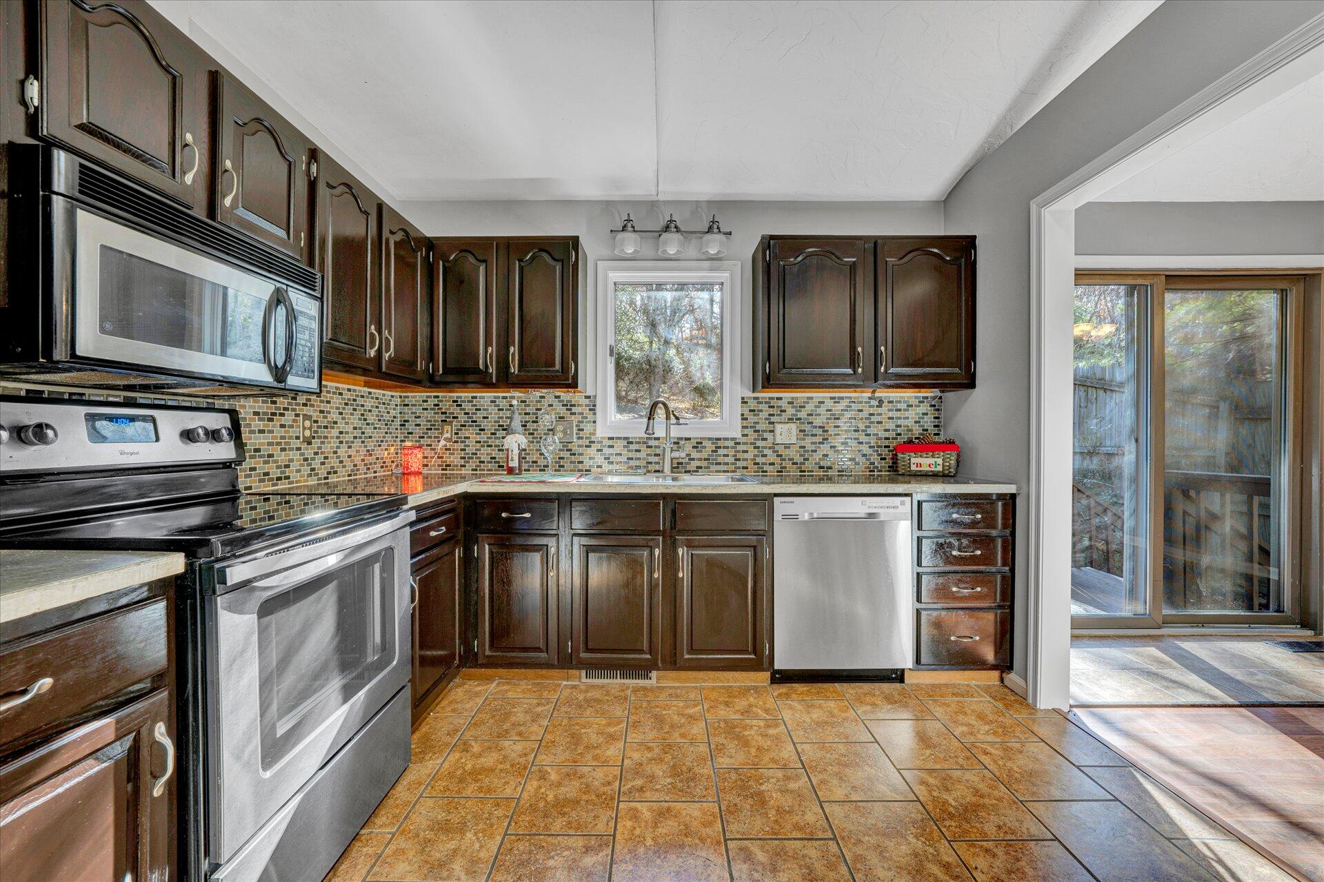 2708 Grandin Road Southwest Roanoke, VA 24015 - Photo 9 of 30 09-DSC00037
