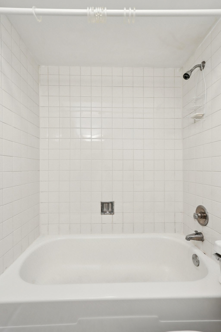2650 Brookwood Way Drive, Unit 201B Rolling Meadows, IL 60008 - Photo 24 of 25 a bathroom with a bathtub