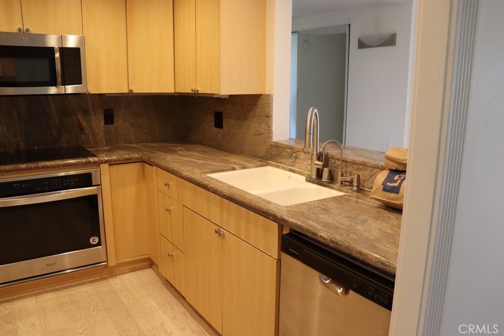 2385 Roscomare Road, Unit E10 Los Angeles, CA 90077 - Photo 3 of 40