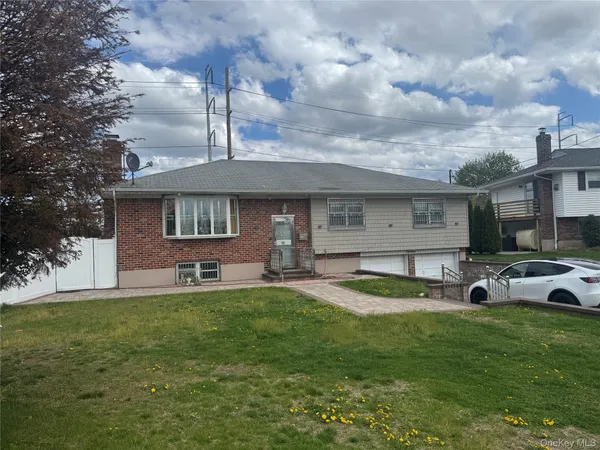 $899,000 | 12 Hilton Court, Hicksville, NY 11801