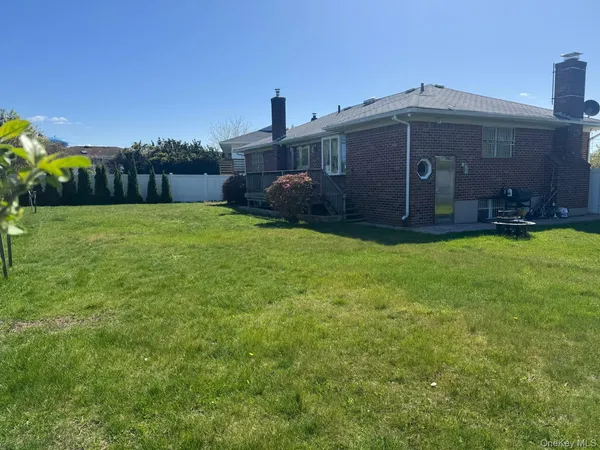 $899,000 | 12 Hilton Court, Hicksville, NY 11801