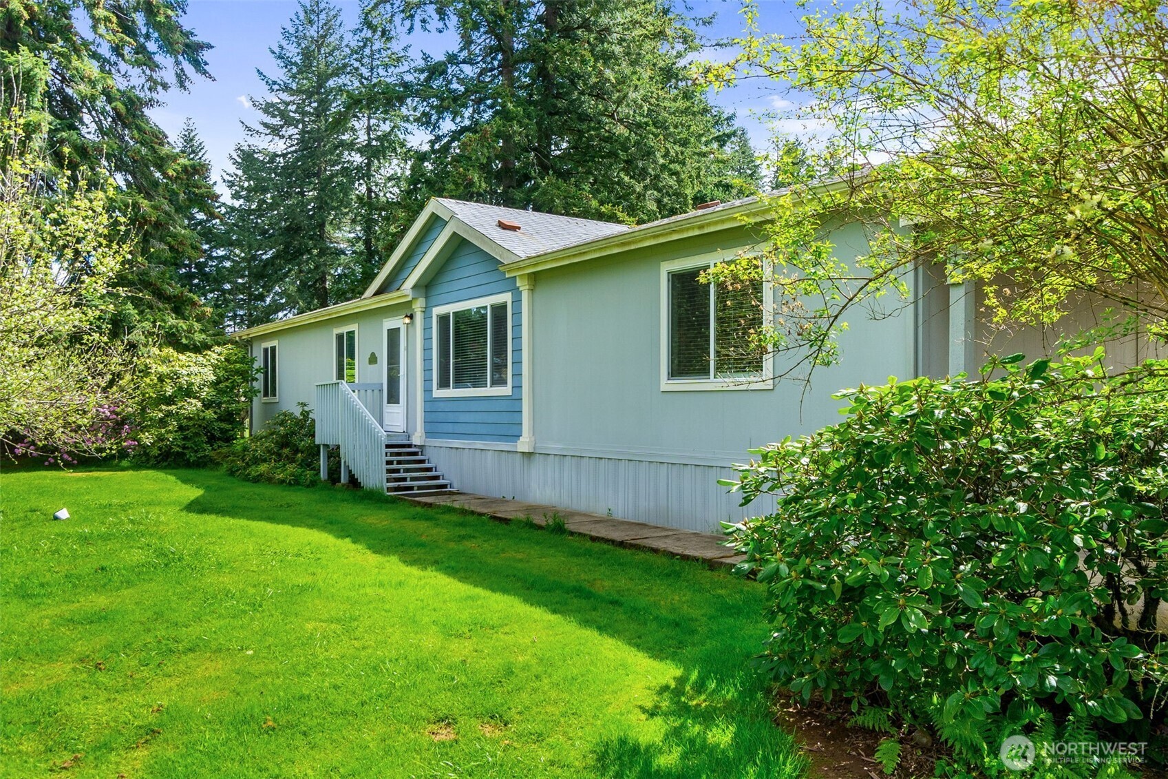 a view of a house with a yard