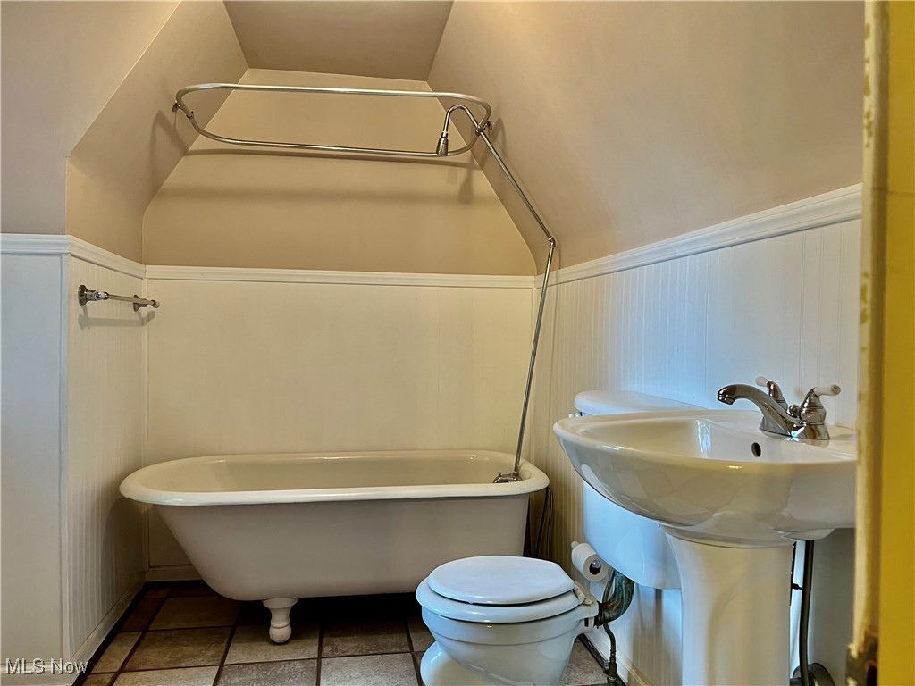 16215 Oakhill Road Cleveland, OH 44112 - Photo 35 of 41 3rd floor en suite bathroom