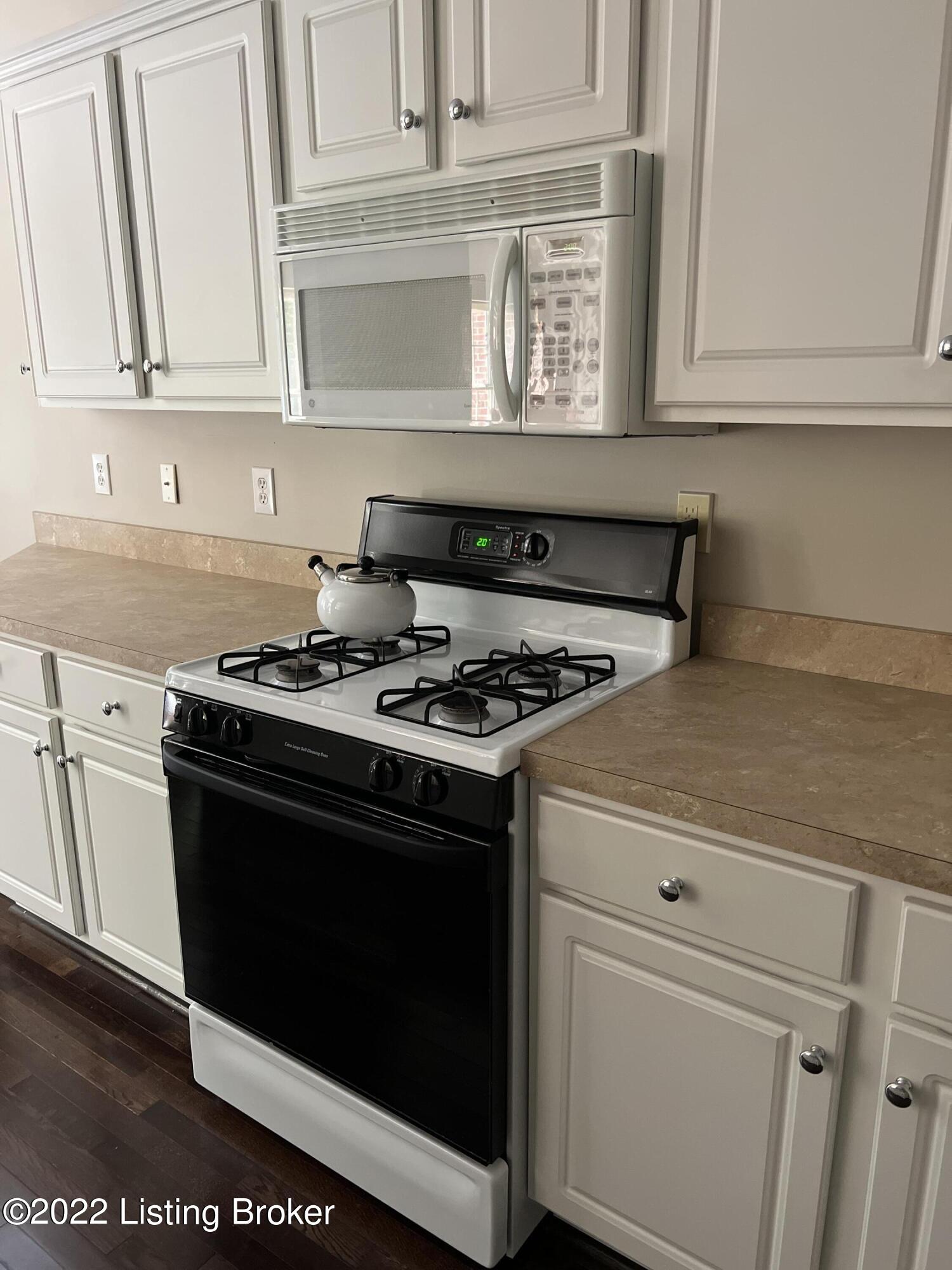 4118 Dolphin Road, Unit 43 Louisville, KY 40220 - Photo 20 of 44 Gas range