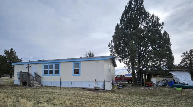 a view of a house with backyard and chair