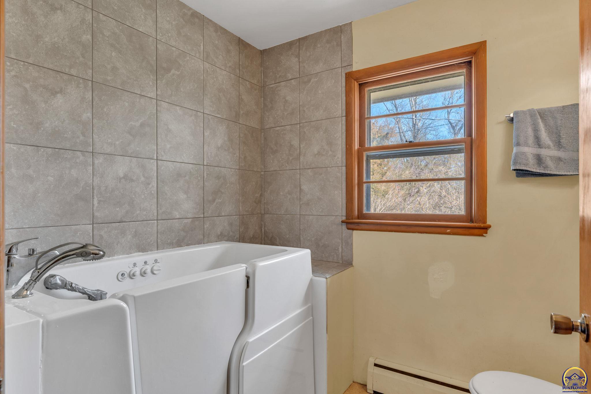 2886 Southwest Mulvane Street Topeka, KS 66611 - Photo 17 of 34