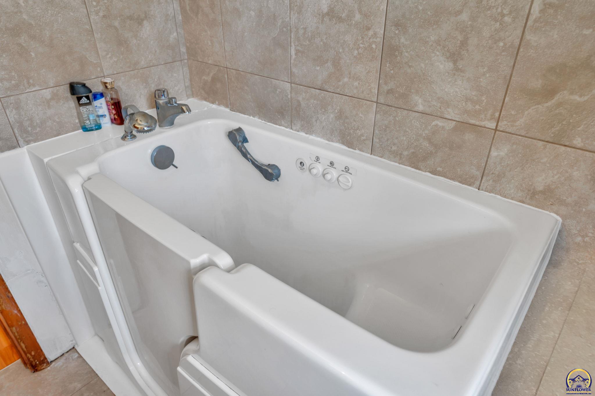 2886 Southwest Mulvane Street Topeka, KS 66611 - Photo 18 of 34