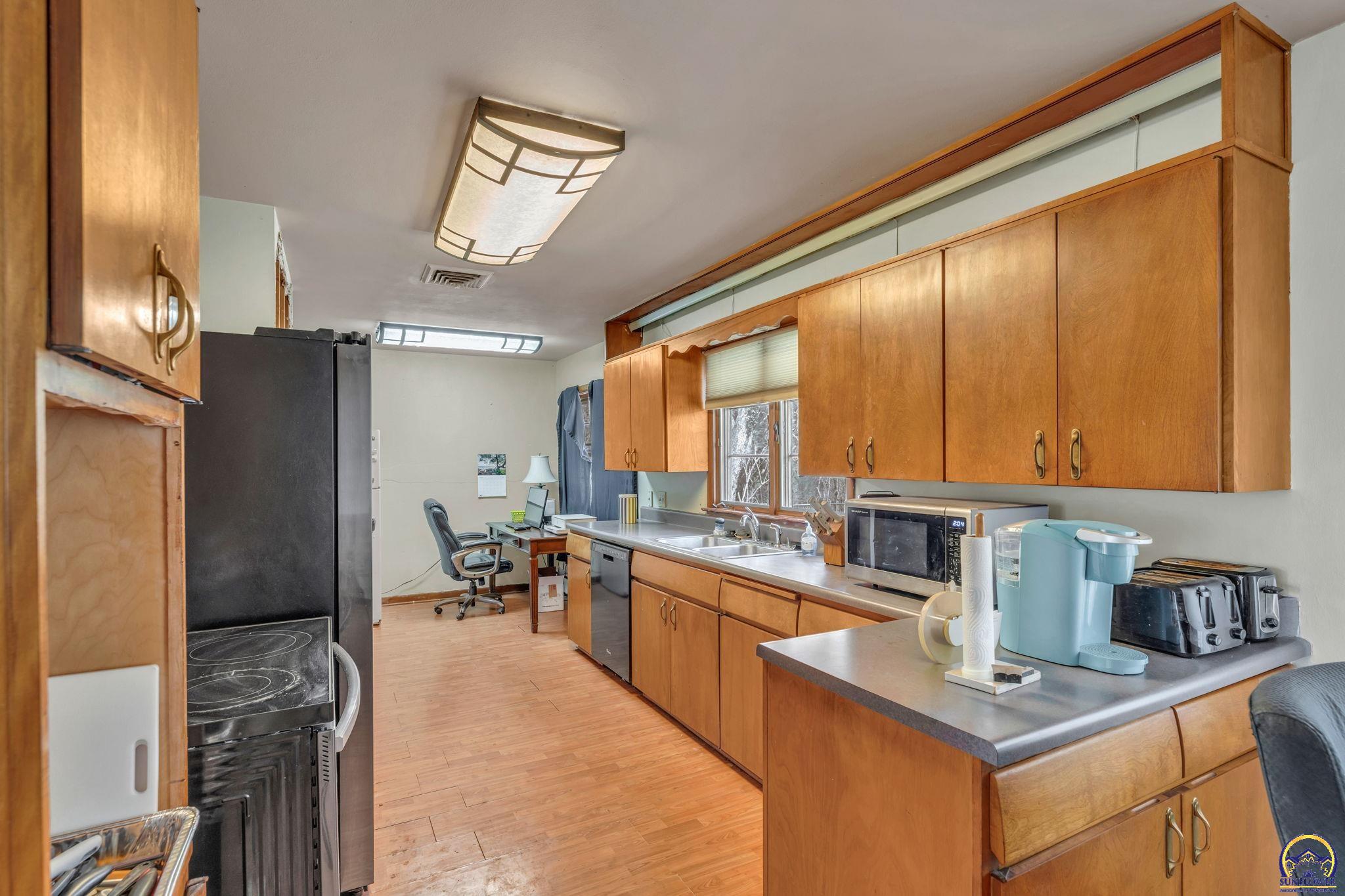 2886 Southwest Mulvane Street Topeka, KS 66611 - Photo 10 of 34