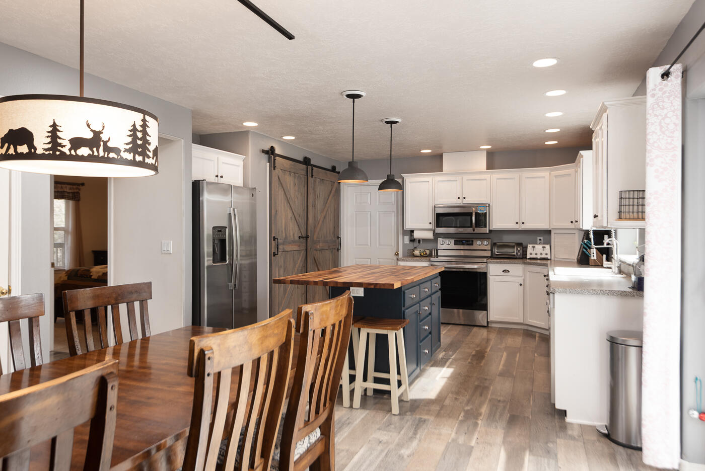 905 Southwest Burns Lane Madras, OR 97741 - Photo 19 of 46 Oversized dining area