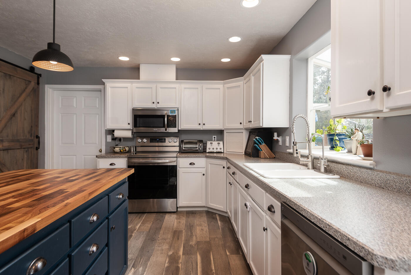 905 Southwest Burns Lane Madras, OR 97741 - Photo 21 of 46 Cooks dream with plenty of counter space