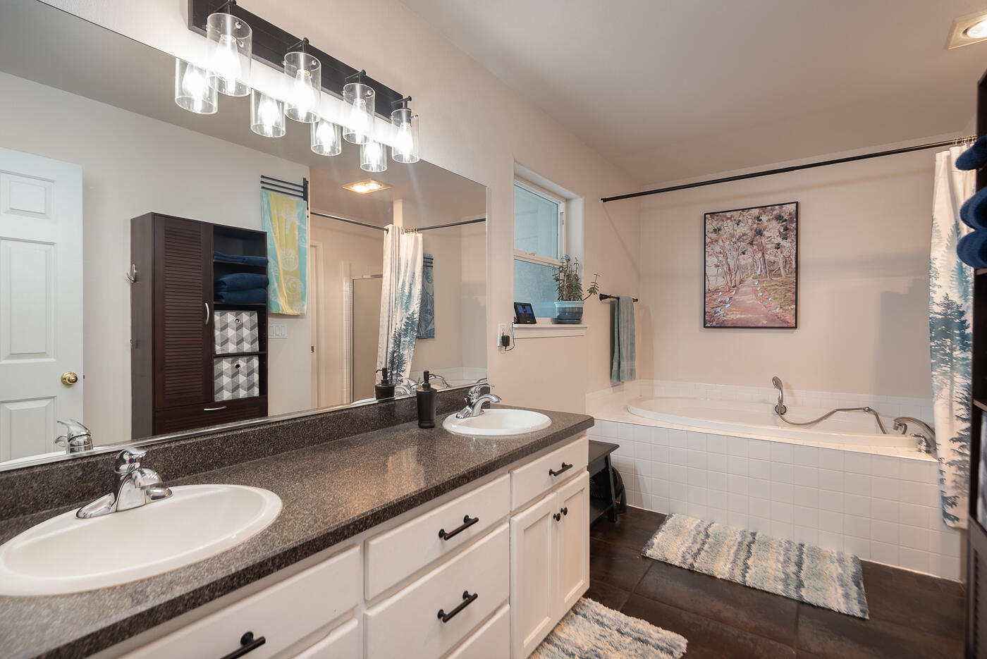 905 Southwest Burns Lane Madras, OR 97741 - Photo 27 of 46 Primary bath with dual sinks