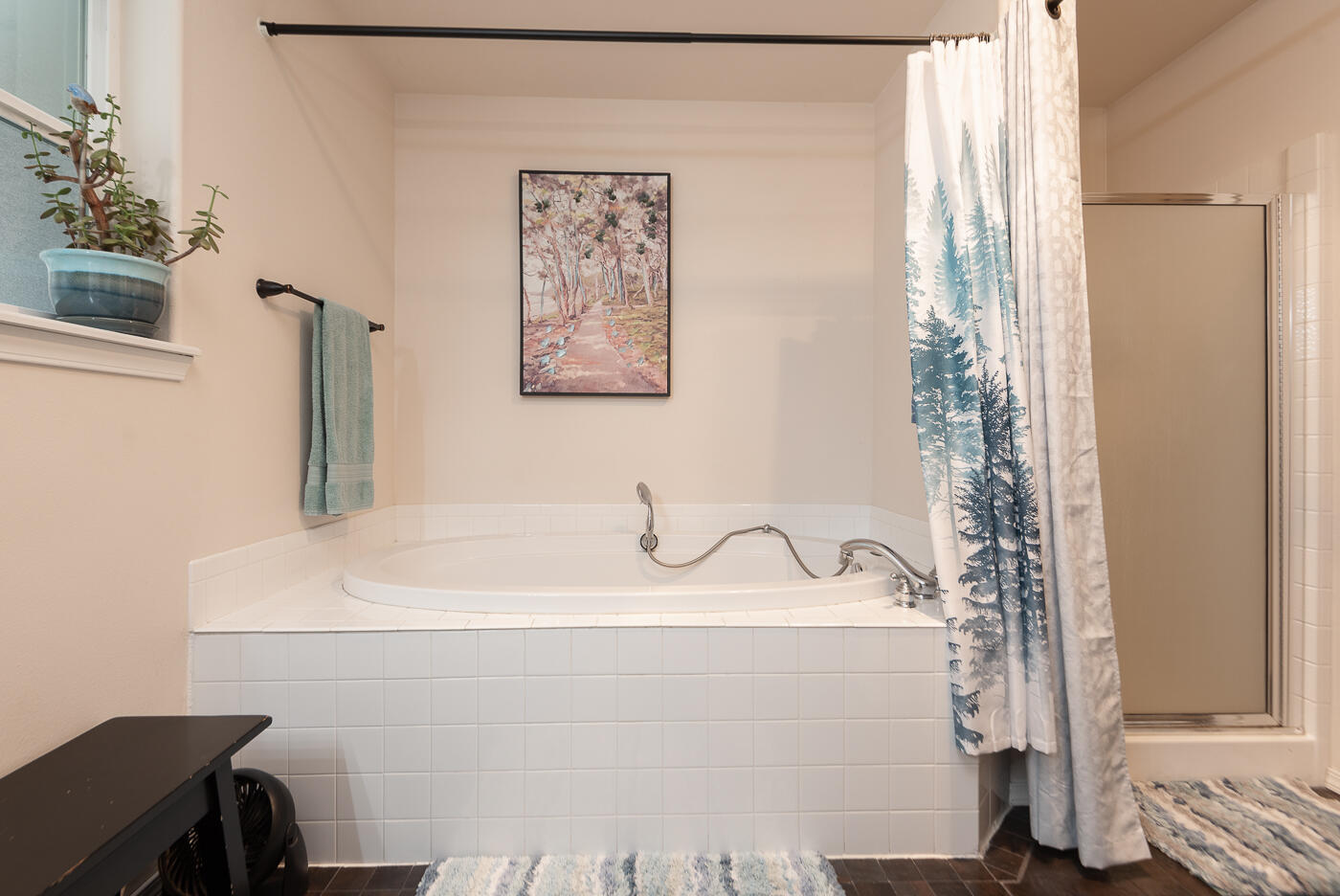 905 Southwest Burns Lane Madras, OR 97741 - Photo 28 of 46 Soaking tub and shower in primary
