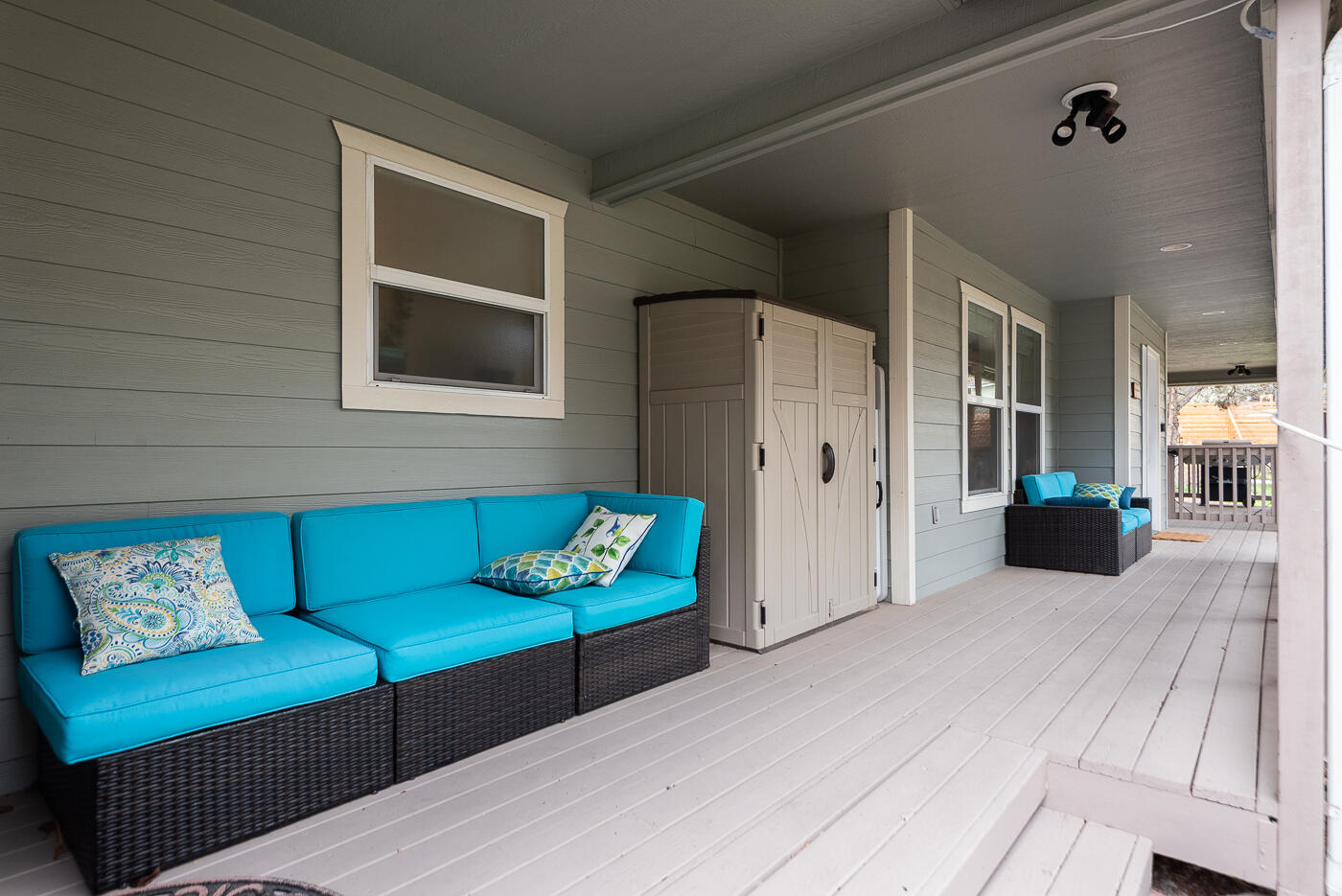 905 Southwest Burns Lane Madras, OR 97741 - Photo 4 of 46 Covered front porch