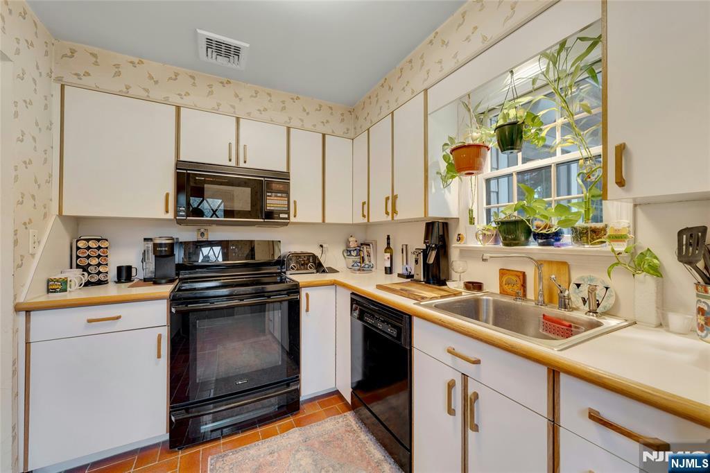 460 Maple Avenue Washington Township, NJ 07676 - Photo 12 of 32