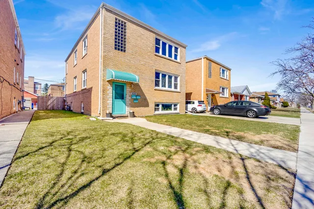 $2,000 | 1616 North 17th Avenue, Unit 2, Melrose Park, IL 60160