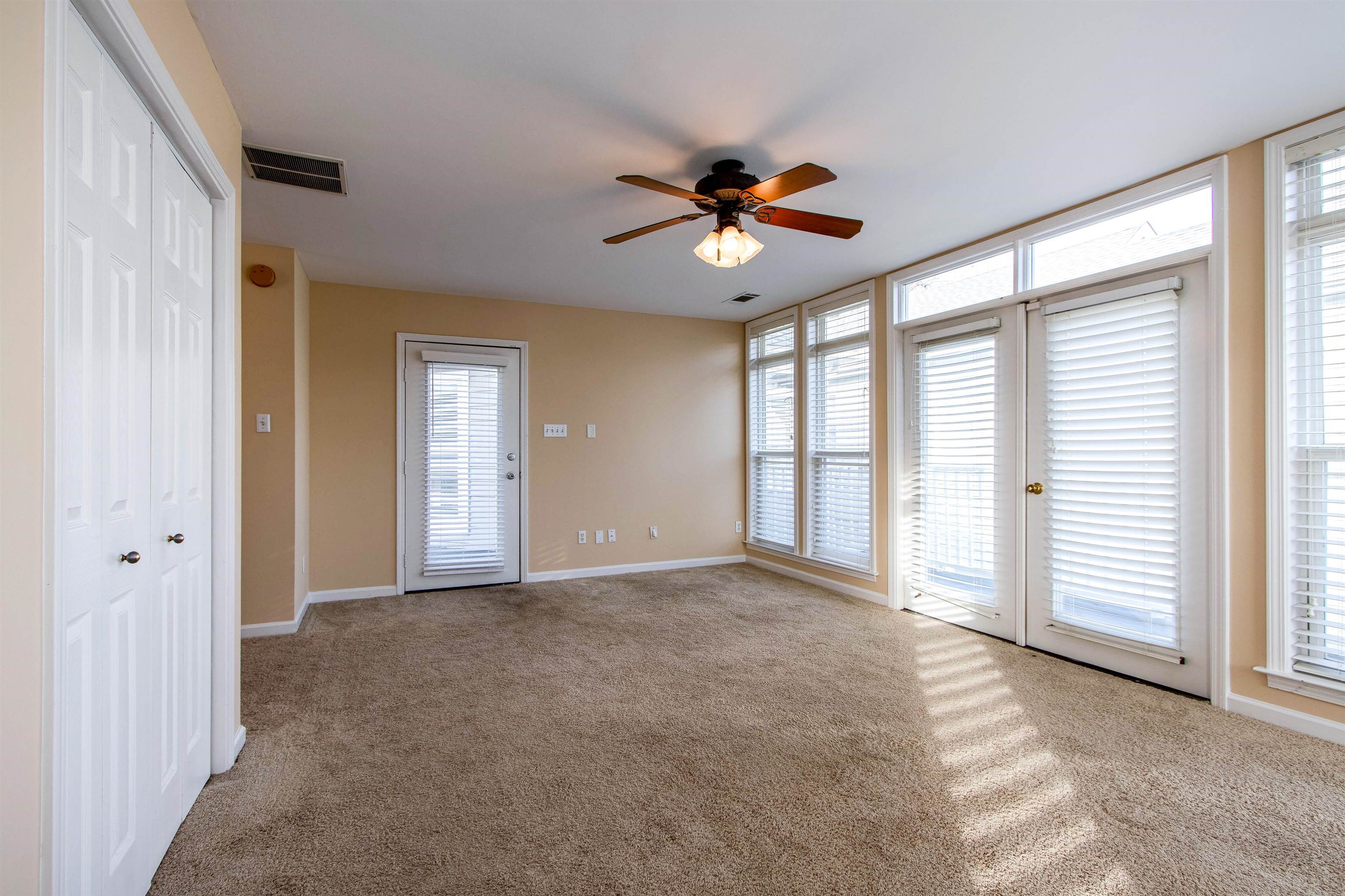 137 Harbor Point Lane, Unit STUDIO Memphis, TN 38103 - Photo 4 of 11 a view of empty room with windows and ceiling fan