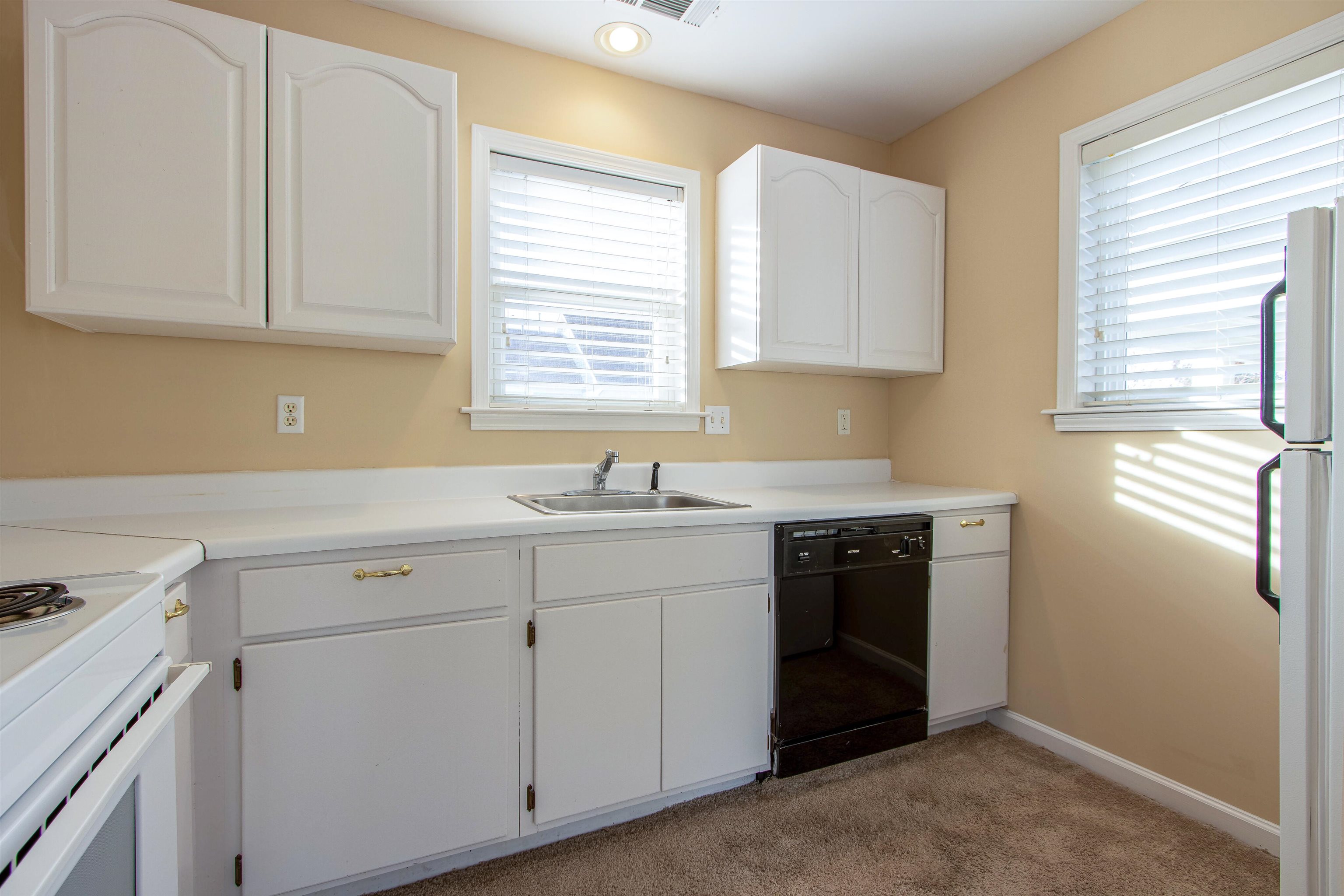 137 Harbor Point Lane, Unit STUDIO Memphis, TN 38103 - Photo 5 of 11 a kitchen with white cabinets and a stove