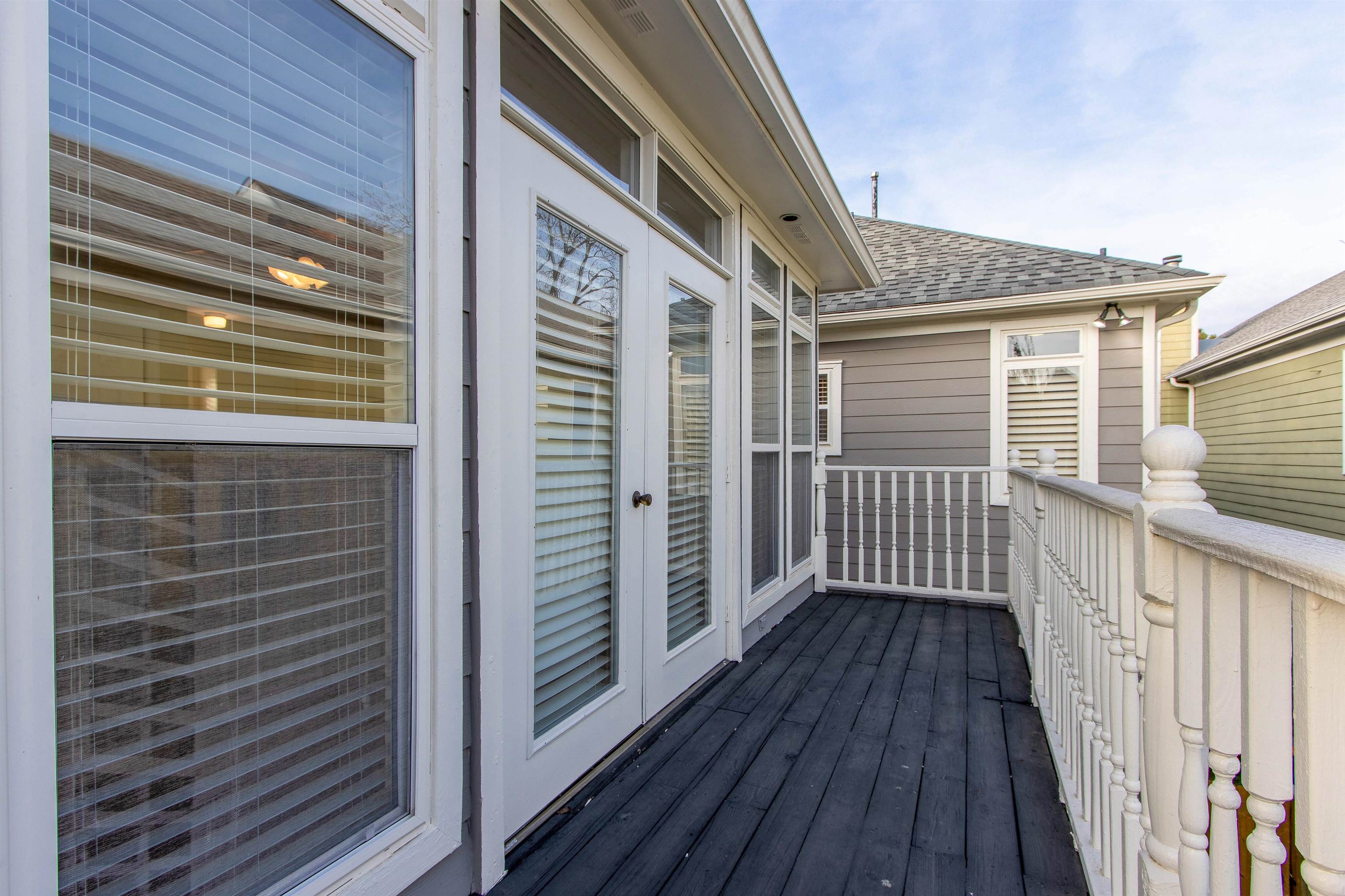 137 Harbor Point Lane, Unit STUDIO Memphis, TN 38103 - Photo 7 of 11 a view of a balcony with wooden floor