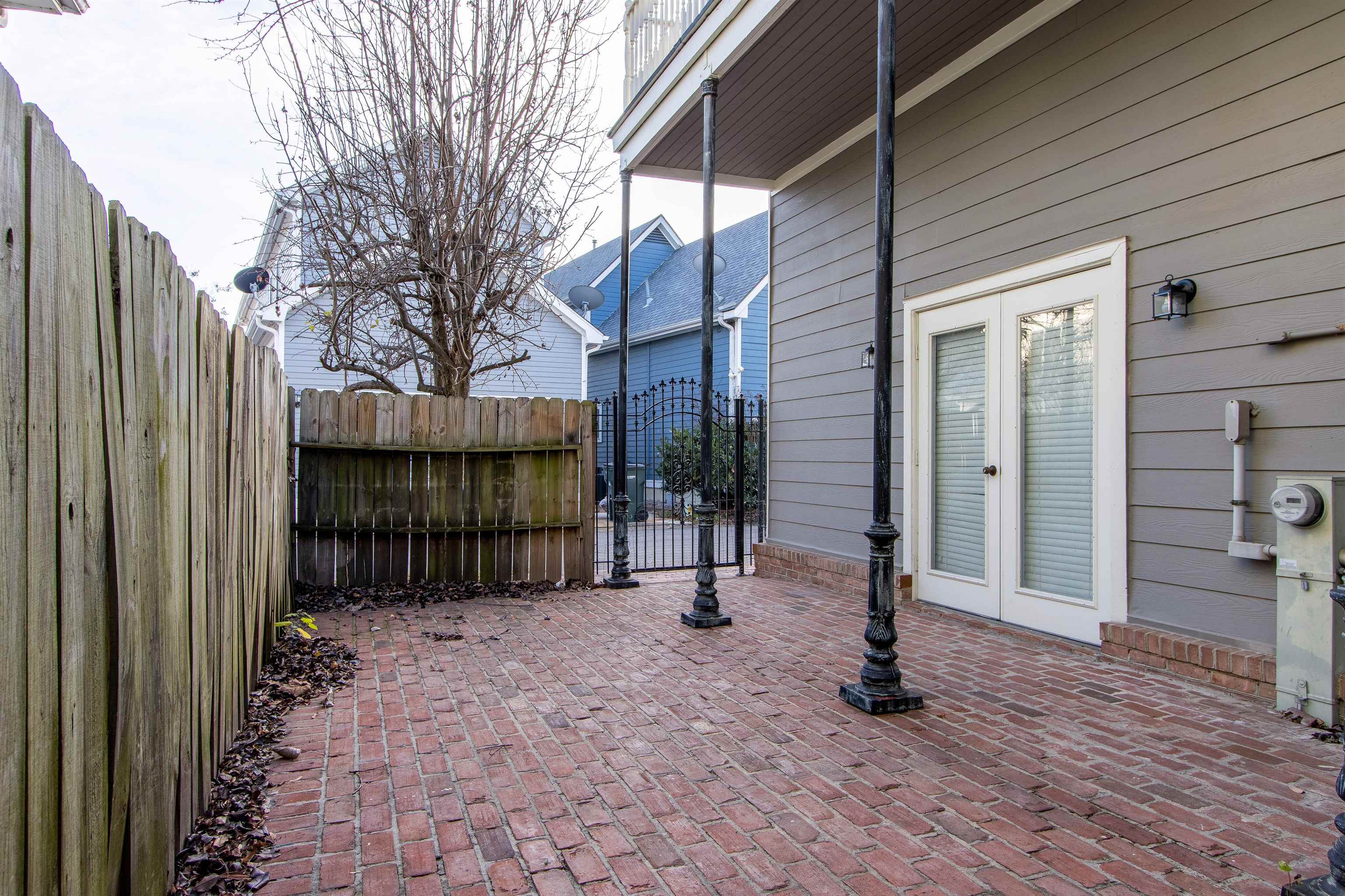 137 Harbor Point Lane, Unit STUDIO Memphis, TN 38103 - Photo 9 of 11 a view of a house with a backyard and a tree