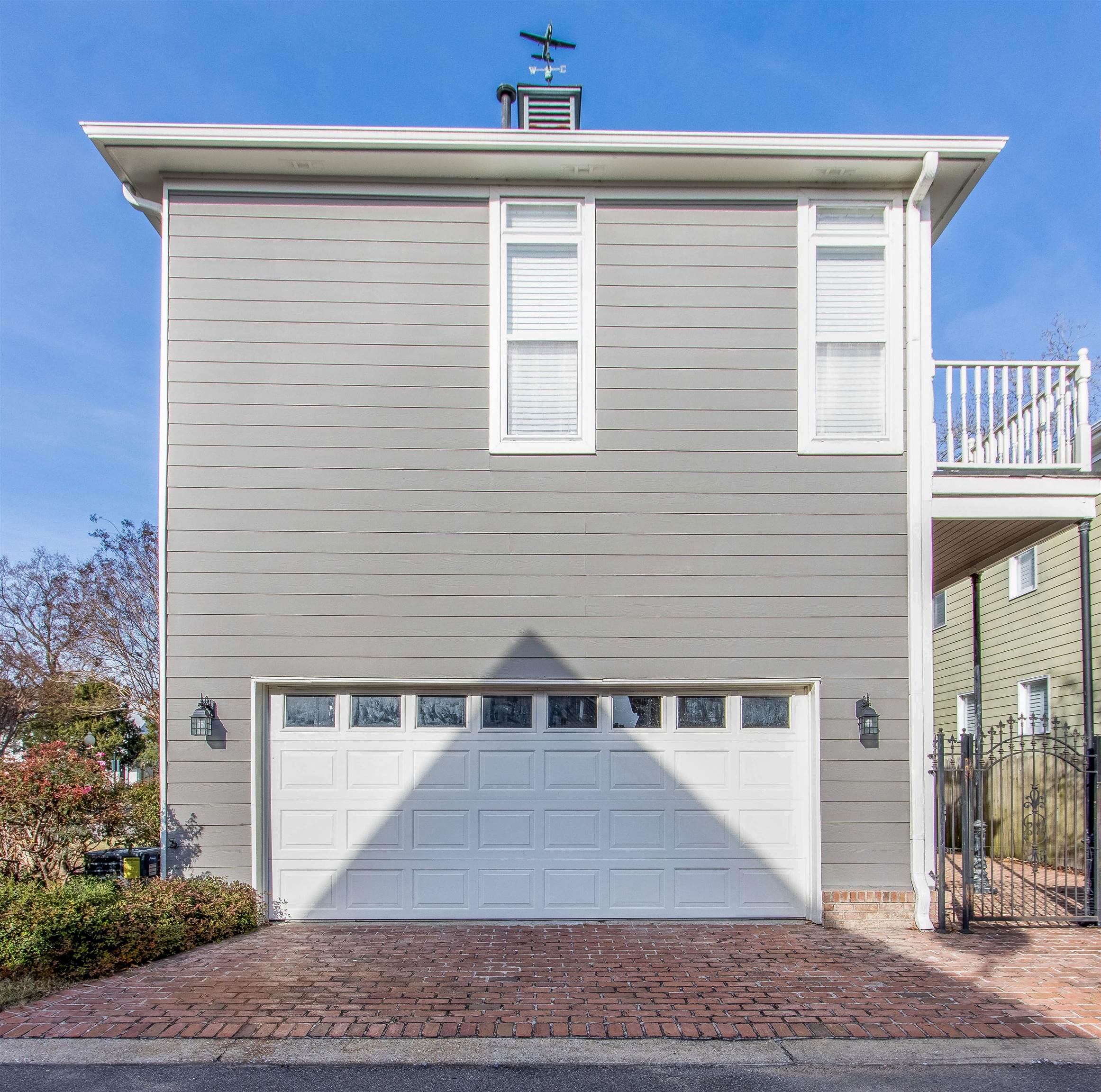 137 Harbor Point Lane, Unit STUDIO Memphis, TN 38103 - Photo 10 of 11 a front view of a house with garage