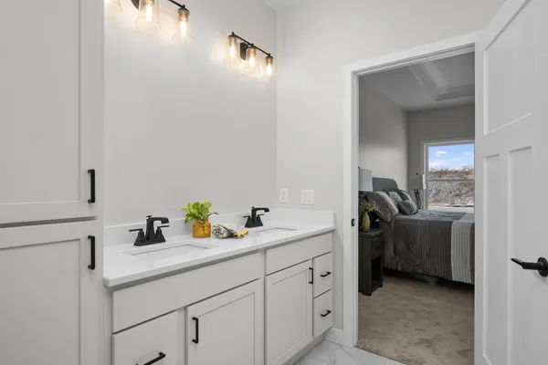 a en suite bathroom with a sink and a mirror