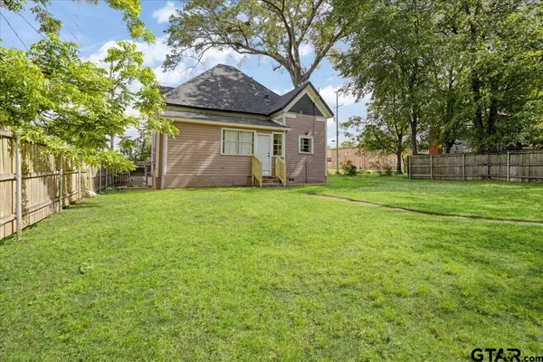 a view of a house with backyard porch and garden
