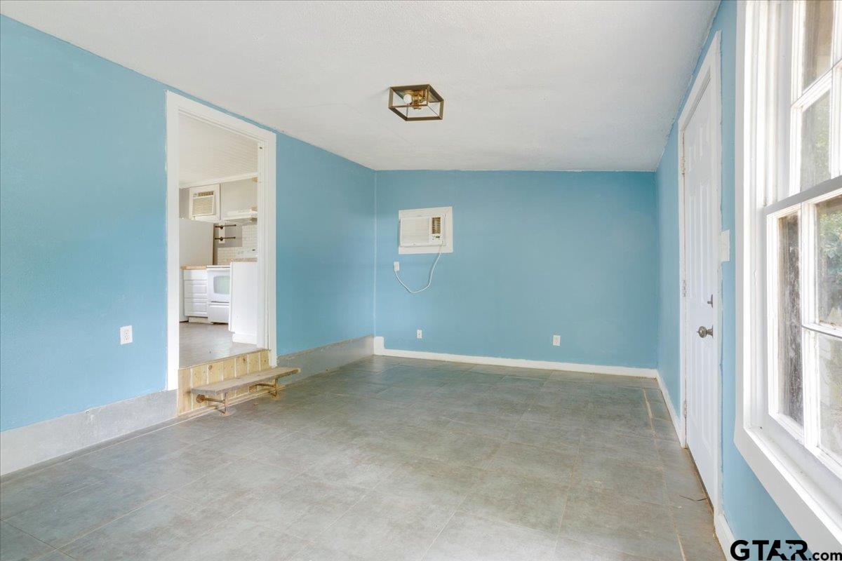 310 East 3rd Street Mount Pleasant, TX 75455 - Photo 33 of 35 an empty room with windows