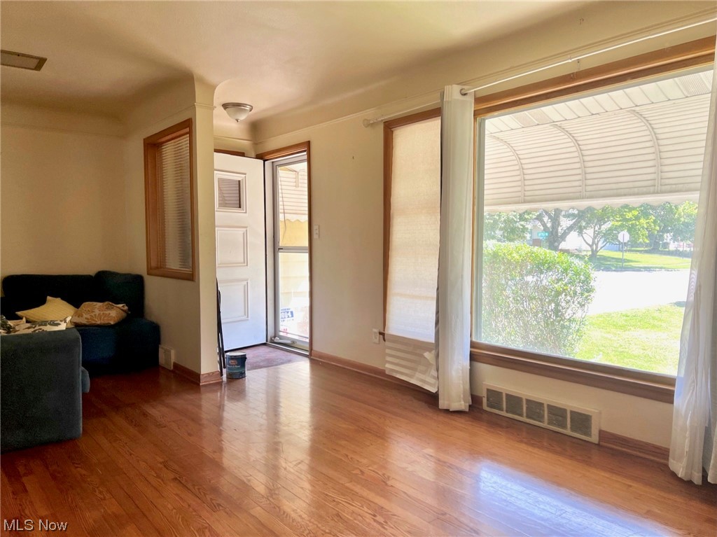 4041 Suffolk Road Cleveland, OH 44121 - Photo 4 of 15