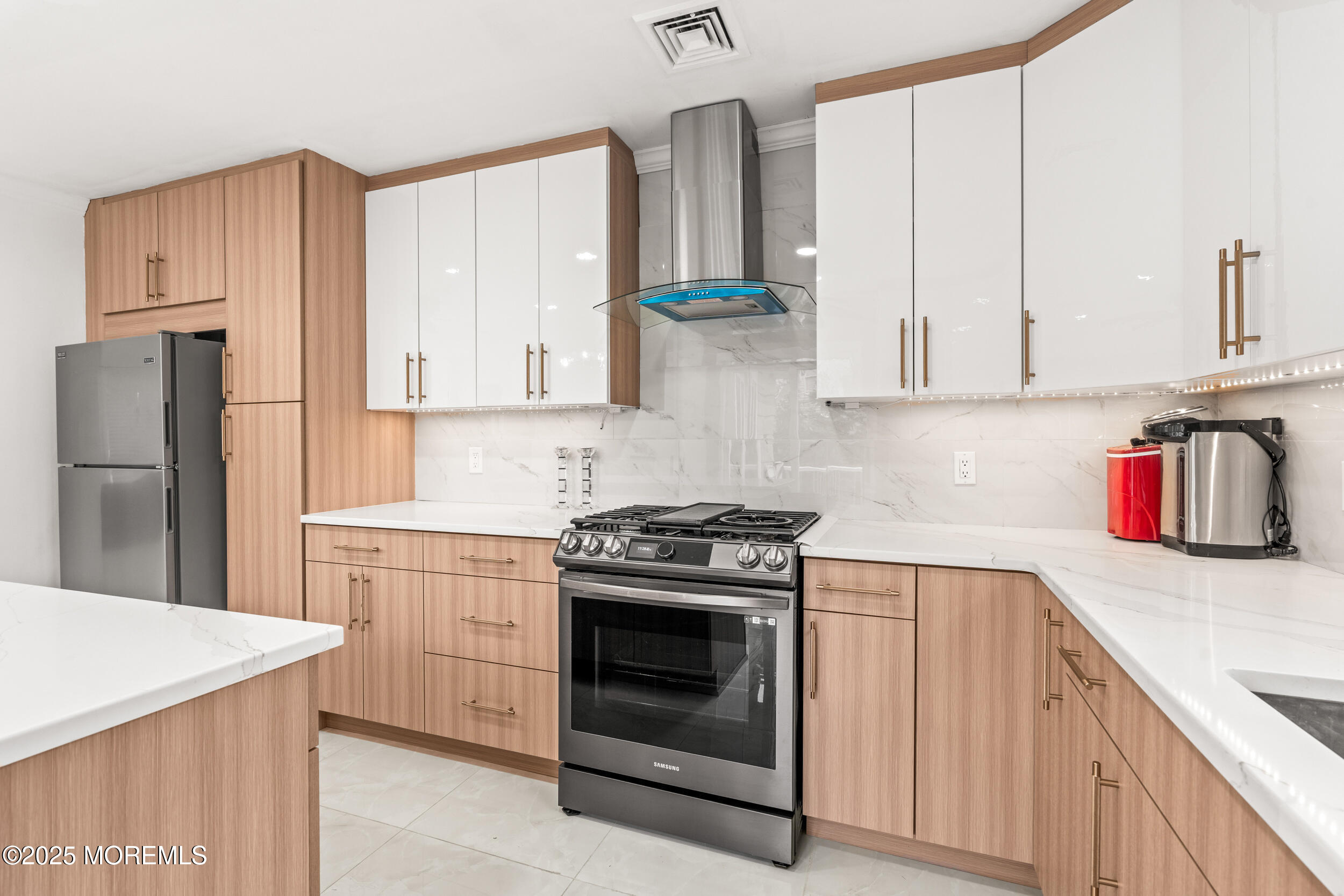 17 Johnston Street Oakhurst, NJ 07755 - Photo 11 of 32 012