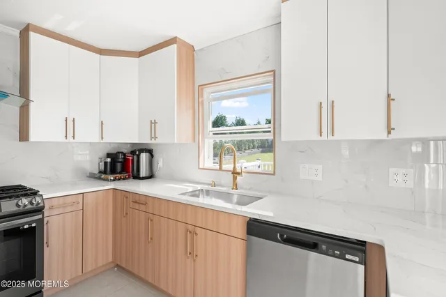 $2,600 | 17 Johnston Street, Oakhurst, NJ 07755