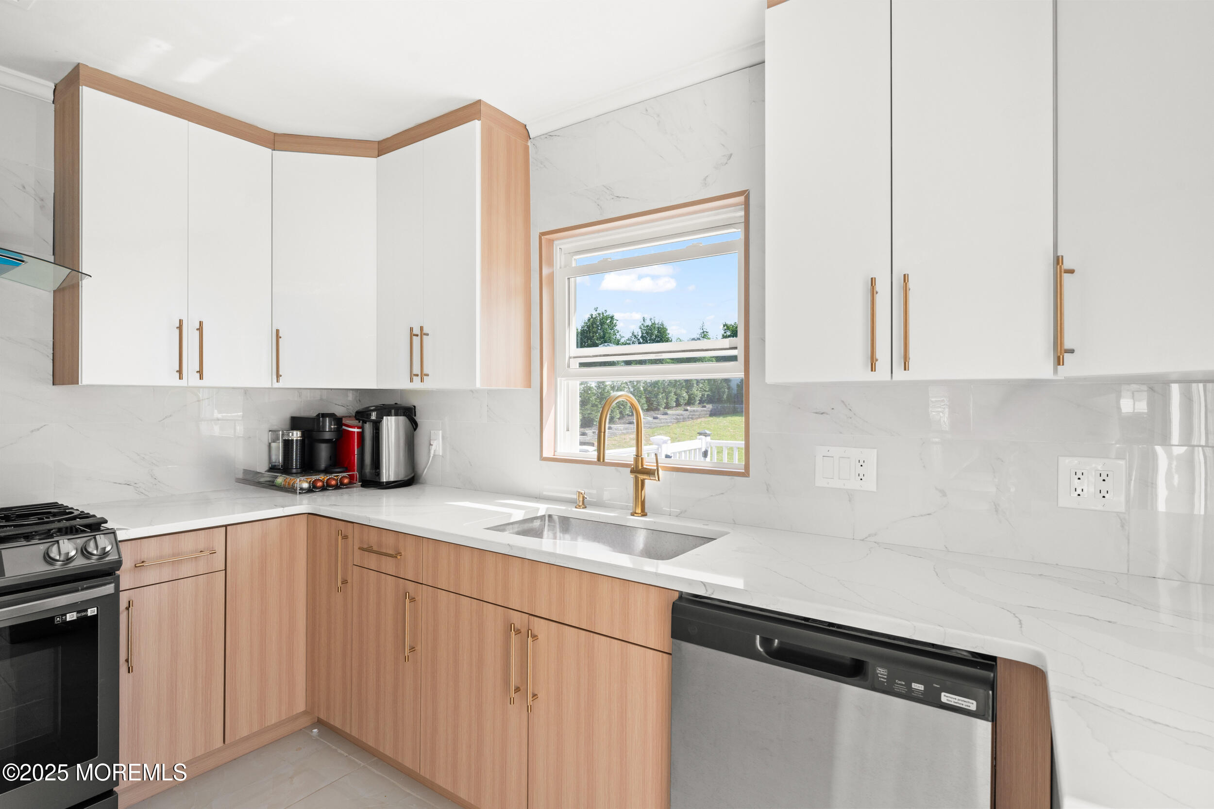 17 Johnston Street Oakhurst, NJ 07755 - Photo 15 of 32 004