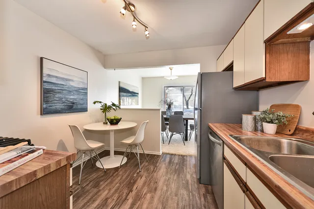 $239,900 | 252 Appletree Court, Buffalo Grove, IL 60089