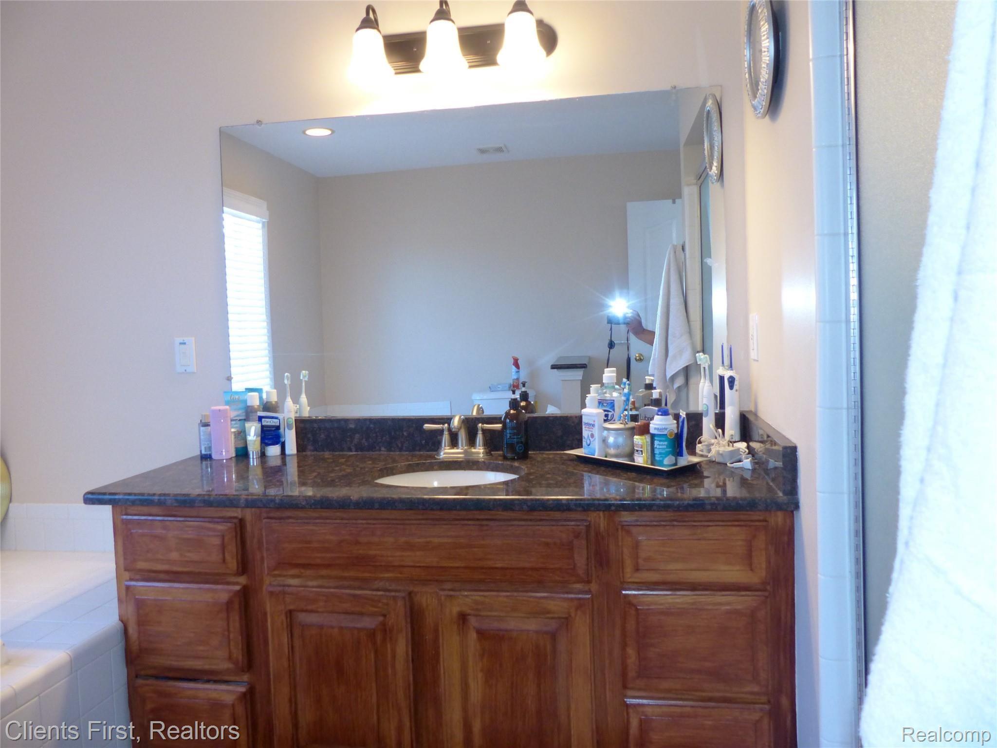 574 Seabrook Drive Rochester, MI 48307 - Photo 34 of 66 P1060422.JPG