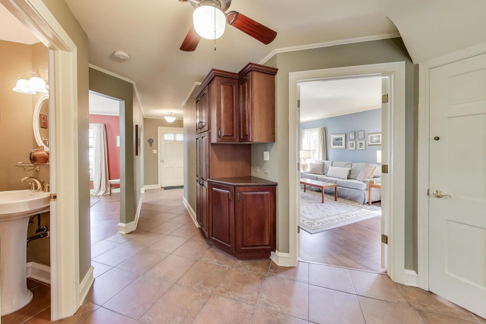 586 Saylor Avenue Elmhurst, IL 60126 - Photo 6 of 35