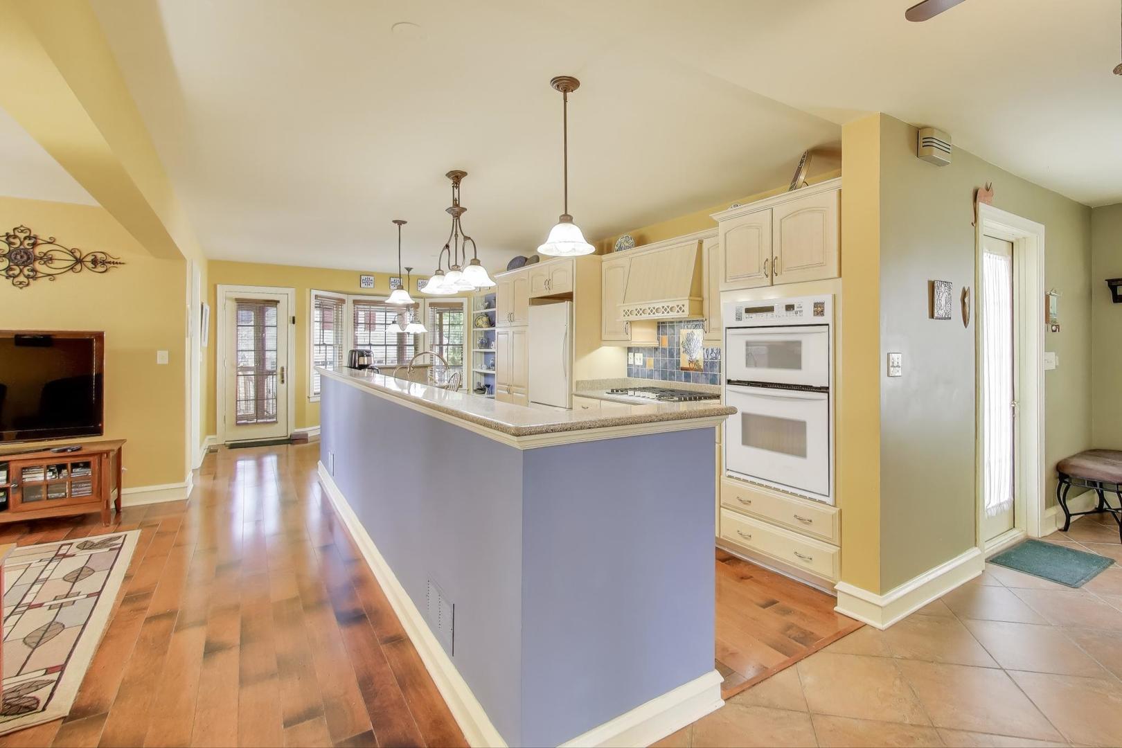 586 Saylor Avenue Elmhurst, IL 60126 - Photo 7 of 35