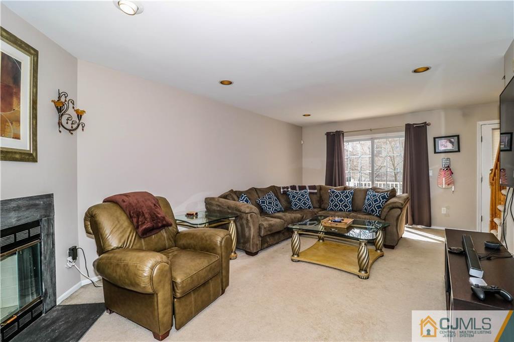 267 Retta Court Piscataway, NJ 08854 - Photo 3 of 25 Gallery Image 3