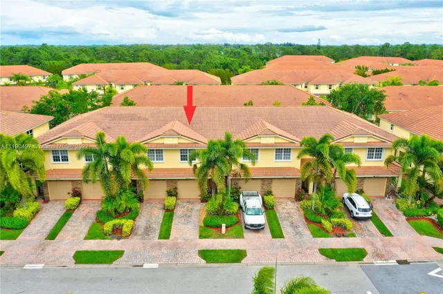 a view of multiple houses with yard