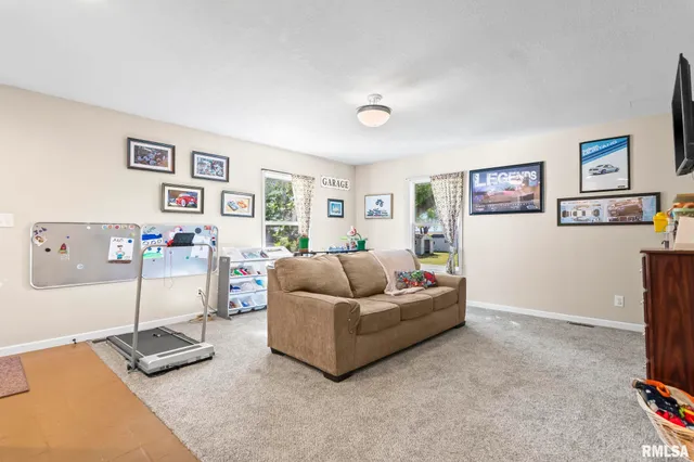 $145,000 | 310 South Pine Street, Stonington, IL 62567