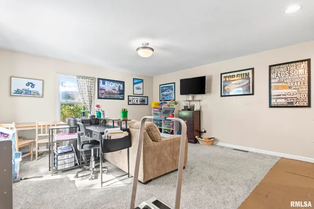 $145,000 | 310 South Pine Street, Stonington, IL 62567