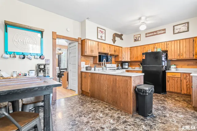 $145,000 | 310 South Pine Street, Stonington, IL 62567