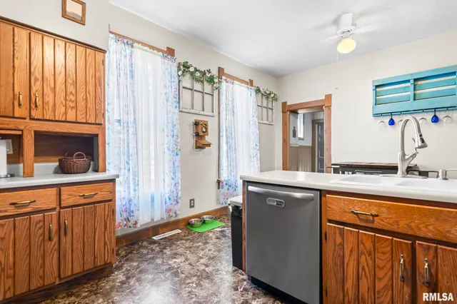 $145,000 | 310 South Pine Street, Stonington, IL 62567