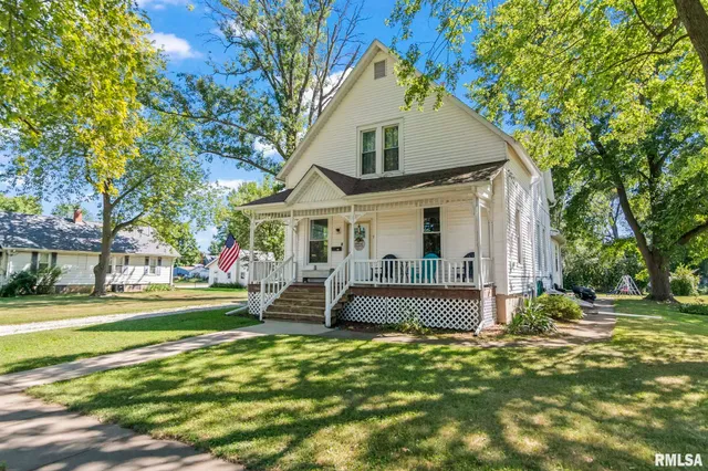 $145,000 | 310 South Pine Street, Stonington, IL 62567