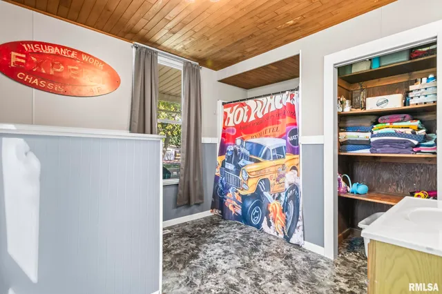 $145,000 | 310 South Pine Street, Stonington, IL 62567