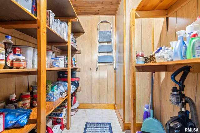 $145,000 | 310 South Pine Street, Stonington, IL 62567