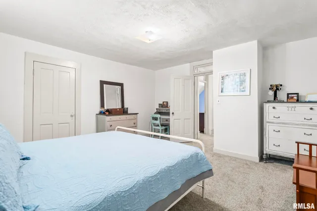 $145,000 | 310 South Pine Street, Stonington, IL 62567