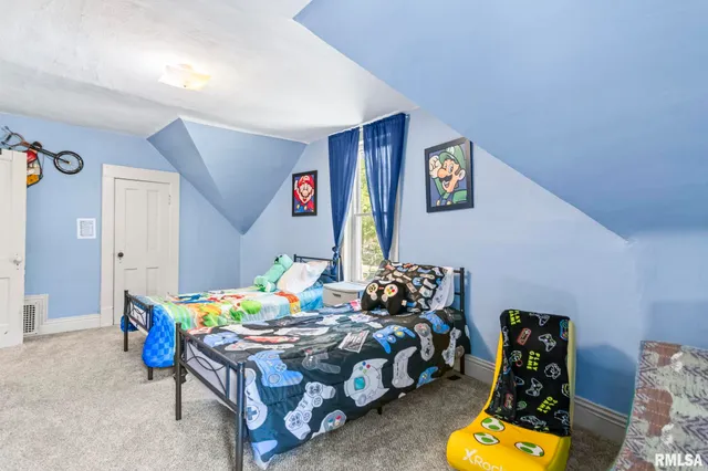 $145,000 | 310 South Pine Street, Stonington, IL 62567